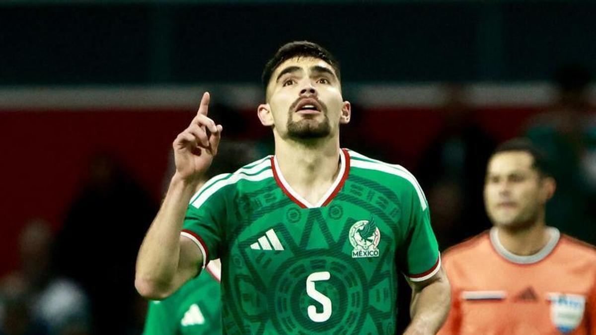 Johan Vásquez de México celebra un gol en un partido amistoso entre México y Serbia previo a la Copa Mundial de Fútbol