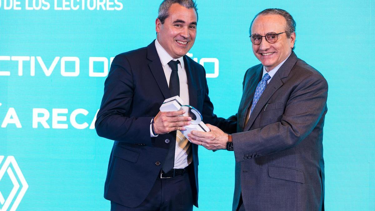 El presidente de Renault España, Josep María Recasens, ha sido reconocido como Directivo del año, recibiendo el galardón del propio Javier Moll, presidente del grupo Prensa Ibérica.