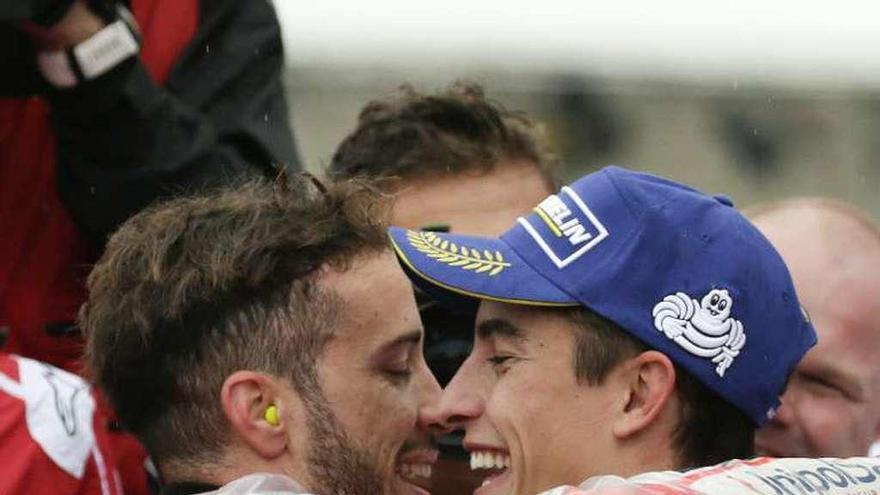 Dovizioso (i) abraza a Márquez tras ganar la carrera de Japón.