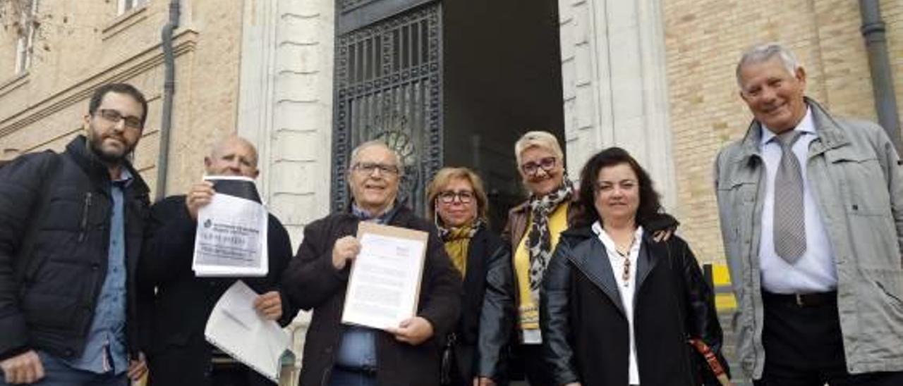 José Simón (segundo izda), junto al resto de colectivos que piden la ELM y la concejala Castillo.