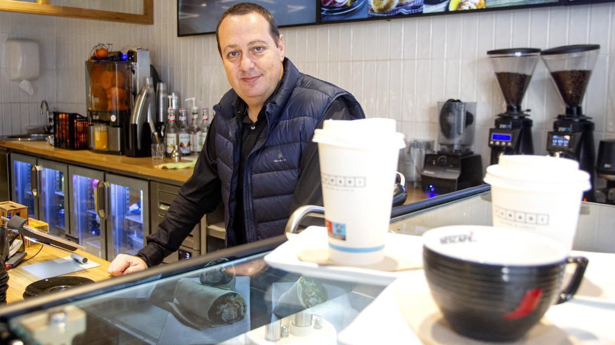 El presidente de Vanadi Coffee, Salvador Martí, en uno de los establecimientos de la firma en Alicante.