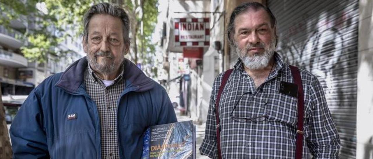 Josep Lluís Gradaille y Josep Bonet Capellà, con el libro &#039;Diàspores. Fruits i llavors de la flora balear&#039;