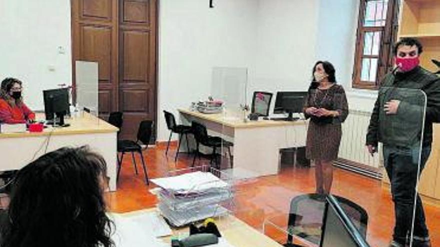 Autoridades y empleados en la nueva sede administrativa de Toro. | M. J. C.