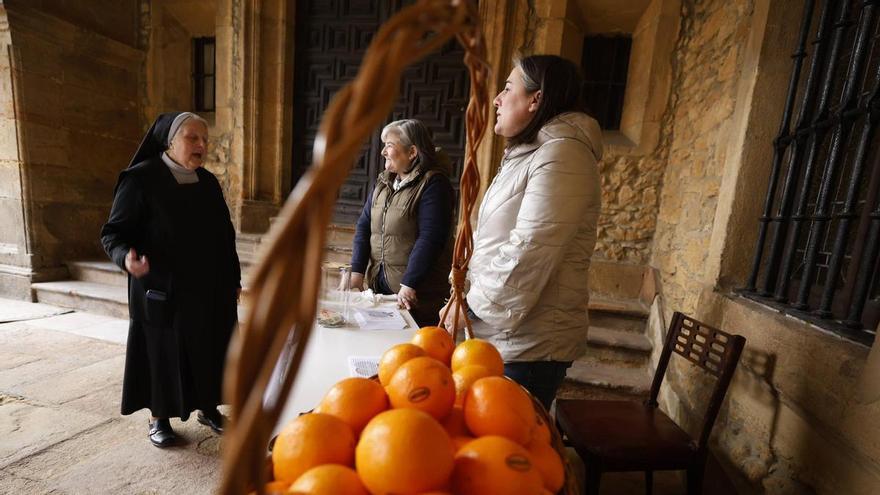 Las Pelayas recuperan la romería de las naranjas, perdida hace un siglo, para sufragar las obras del monasterio: "La acogida ha sido muy buena"