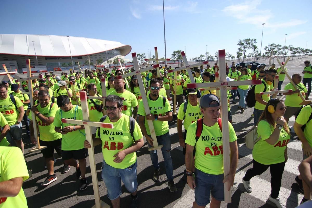 200 trabajadores de ABB Córdoba se manifiestan en la sede de Madrid