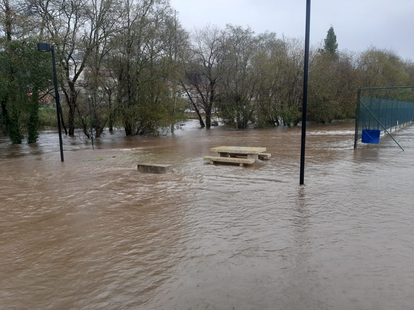 Así estrena el año Gondomar: inundaciones, caída de muros y calles cortadas