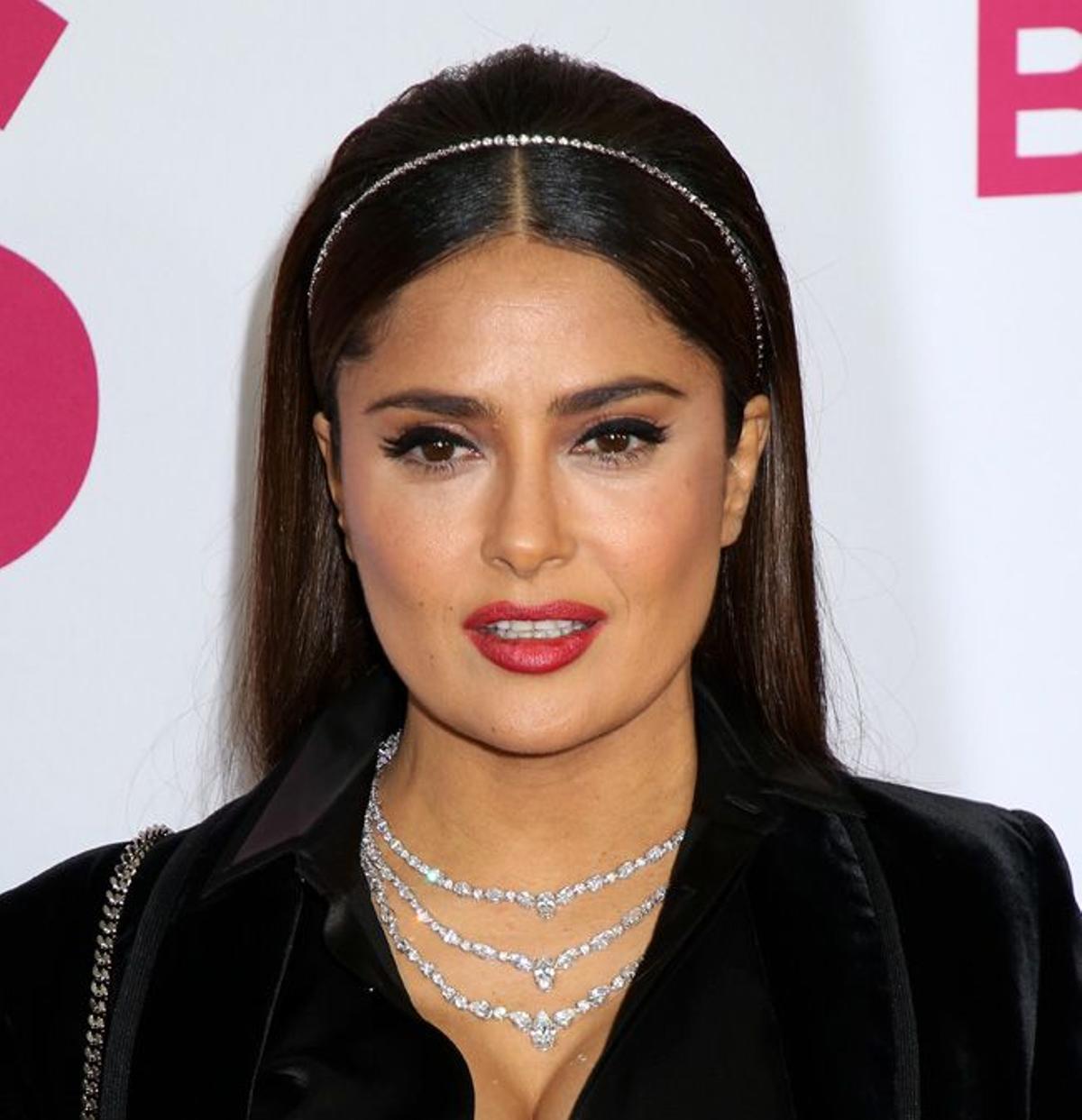 El peinado con melena suelta y diadema fina de Salma Hayek