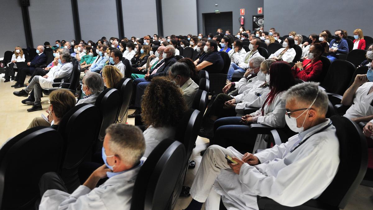 Sanitarios durante el acto del 25 aniversario de la Unidad de Enfermedades Infecciosas del Hospital General de Elche