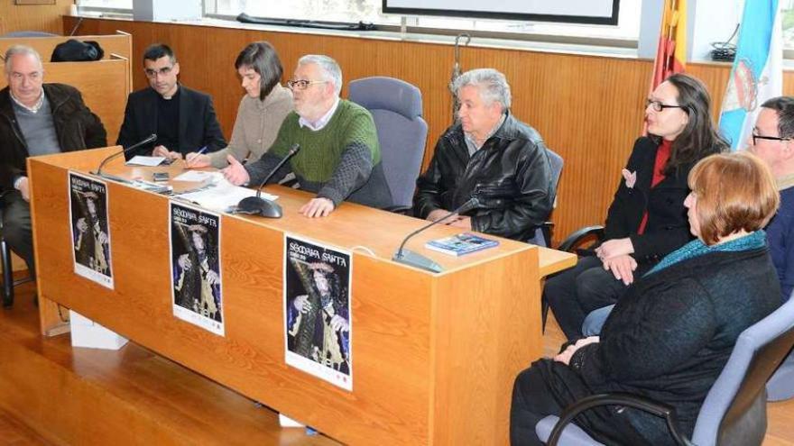 Representantes del Concello, la Iglesia y las cofradías religiosas presentaron ayer los actos en el consistorio. // Gonzalo Núñez