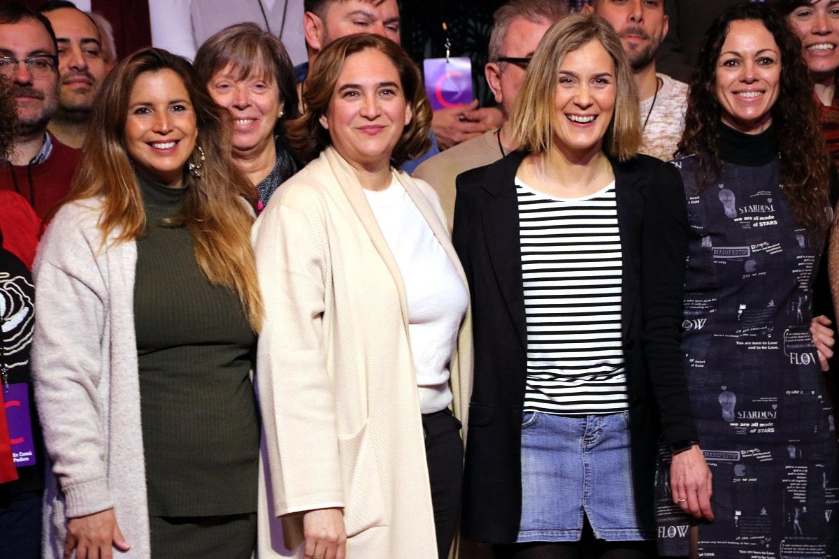 La alcaldesa de Barcelona, Ada Colau, con Jéssica Albiach y Candela López