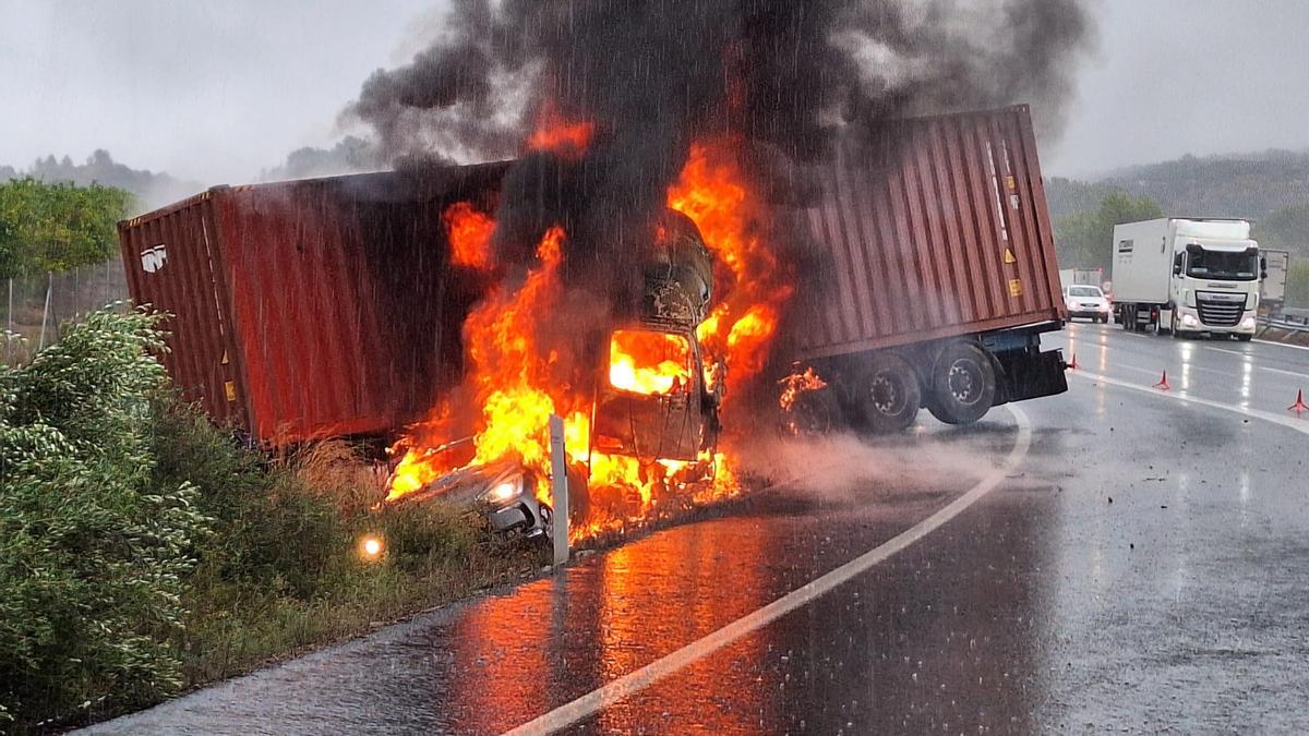 Así ha ardido un camión en la A-7 a la altura de Xàtiva