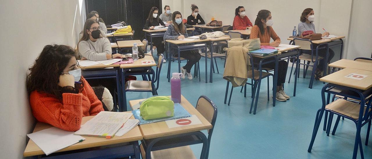 Una clase de opositoras en la academia Premir al completo, con la mitad de los alumnos siguiendo la clase online.   | // RAFA VÁZQUEZ