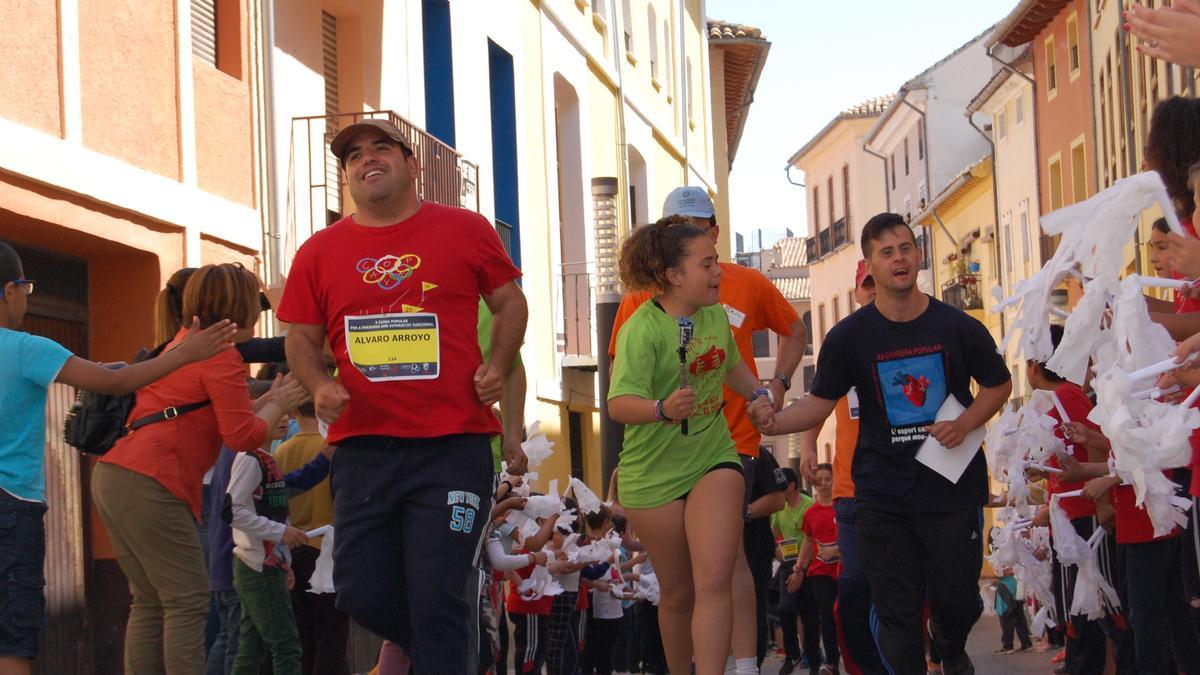 Participantes en una carrera de Aspromivise en Xàtiva, en una imagen de archivo.