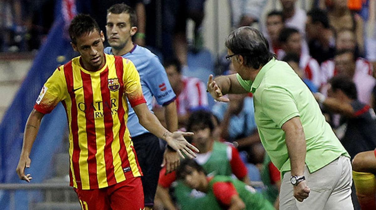 Martino felicita Neymar pel gol.
