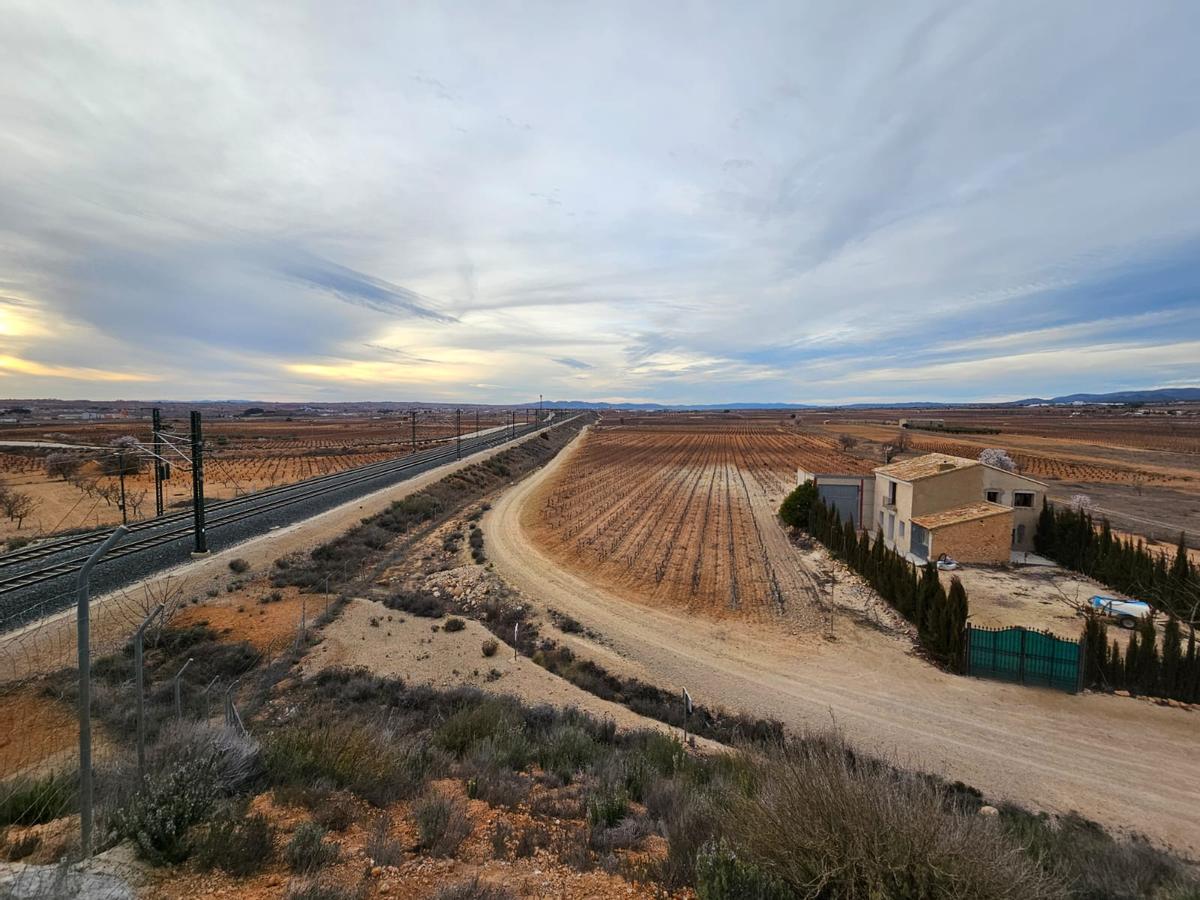 La gran llanura cercana a Requena en la que se preveía ubicar el proyecto de un nuevo aeropuerto privado complementario a Manises.