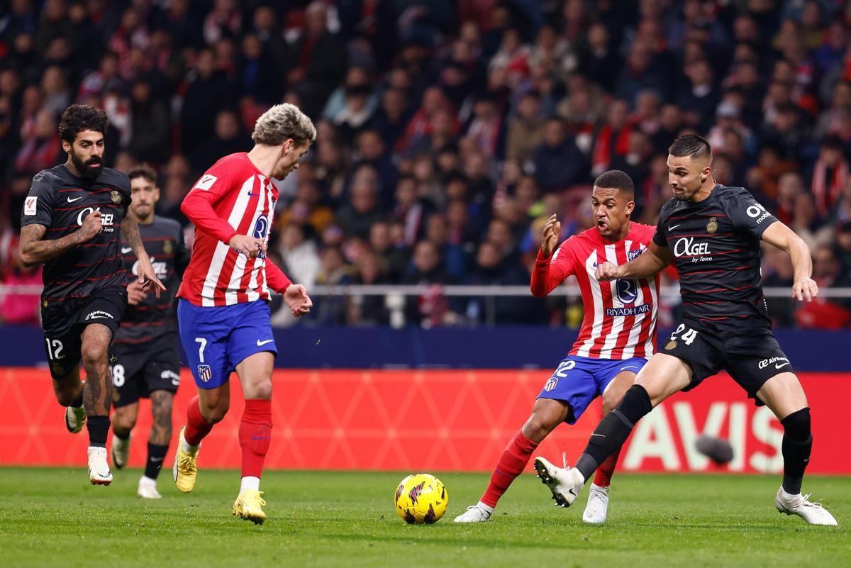 Valjent presiona a Lino ante Griezmann en el partido en el Metropolitano.