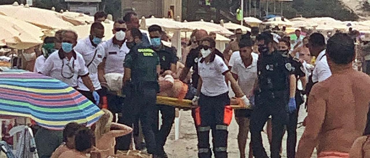 Los servicios de emergencia se llevan al turista, que fue trasladado al Hospital Can Misses. | SERGIO GARRIDO PAPARAZZI