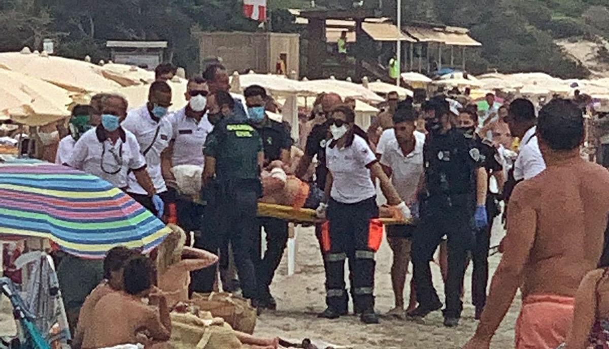 Los servicios de emergencia se llevan al turista, que fue trasladado al Hospital Can Misses. | SERGIO GARRIDO PAPARAZZI