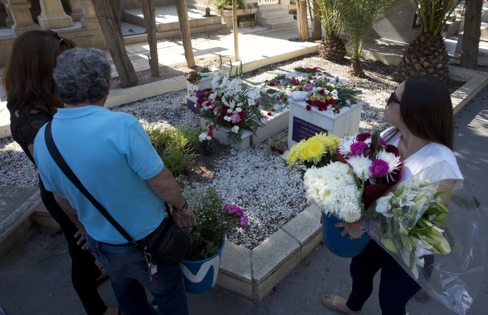 El cementerio de Alicante recibe miles de visitas en el día de los Santos