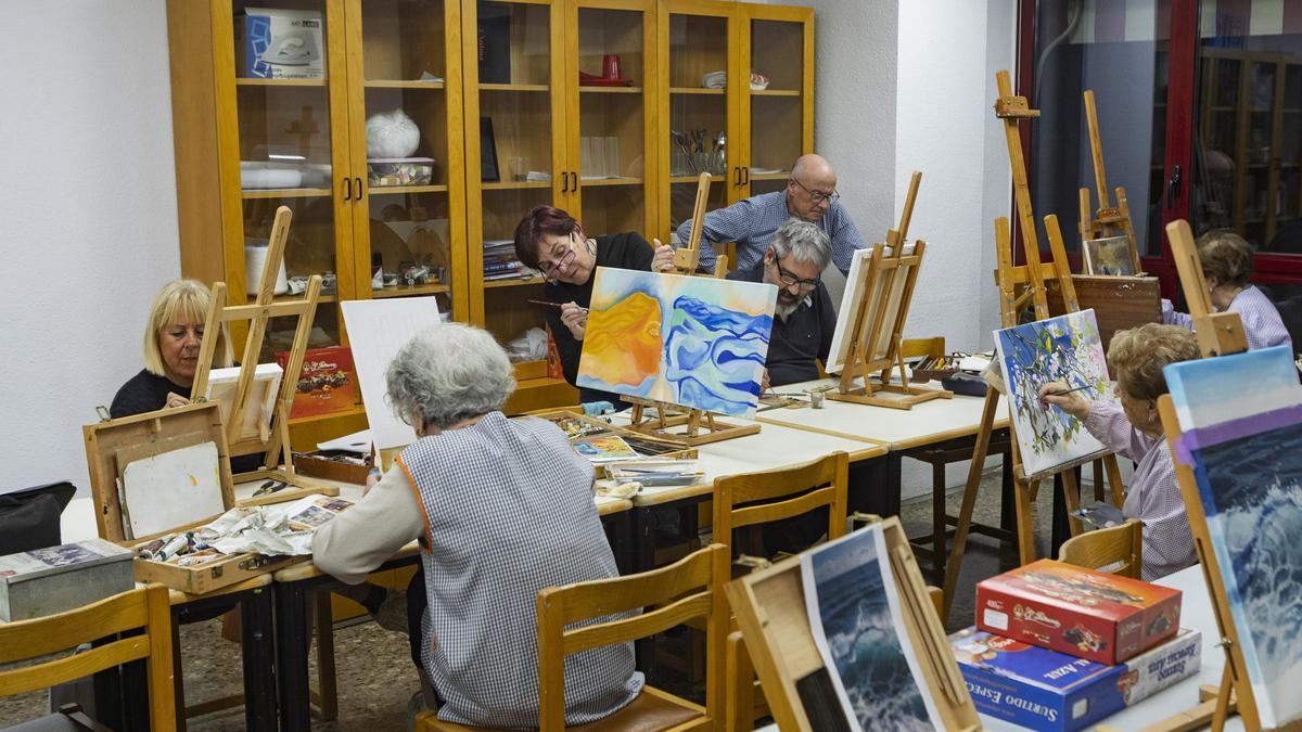 Taller de dibuix i pintura que organitza l’Associació de Gent Gran Viure i Conviure