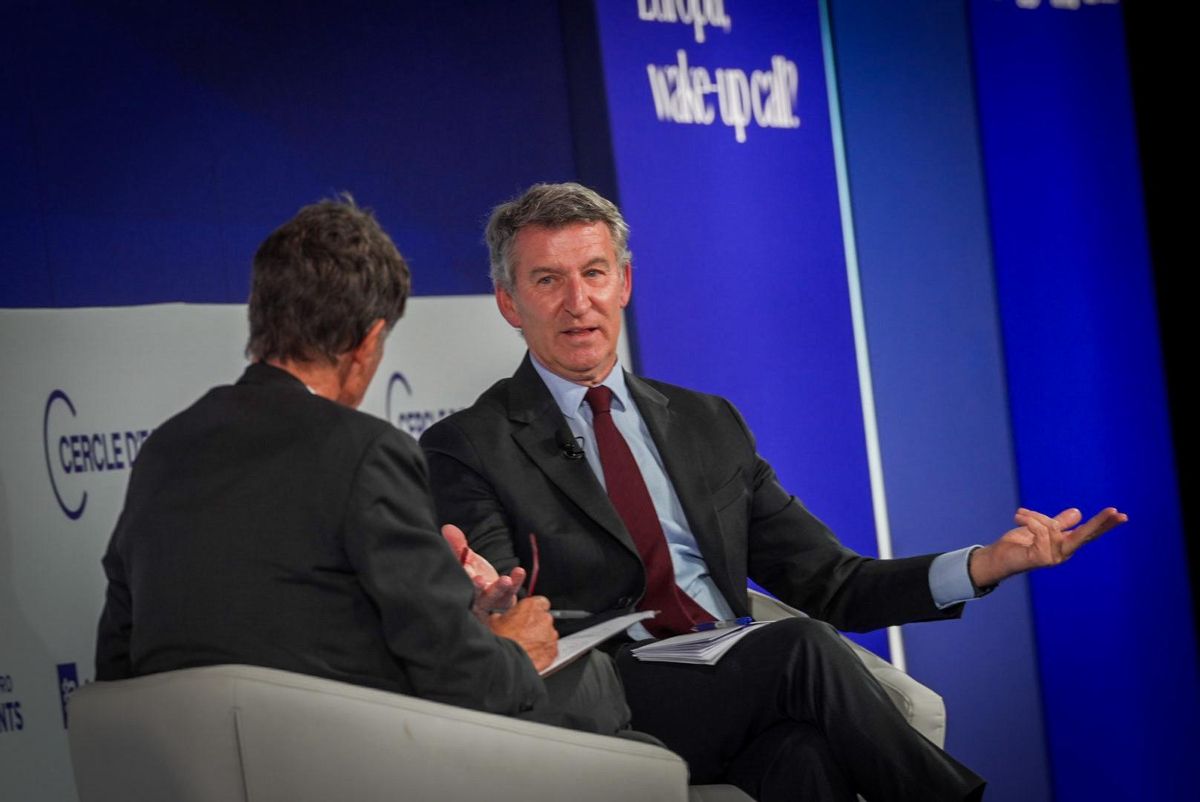 El presidente del PP, Alberto Núñez Feijóo, en conversación con el president del Cercle d'Economia, Jaume Guardiola.