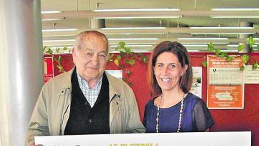 Rogelio Villaverde recoge su cheque de 2.000 euros en efectivo de manos de Luisa María López, jefa de Publicidad de LNE.