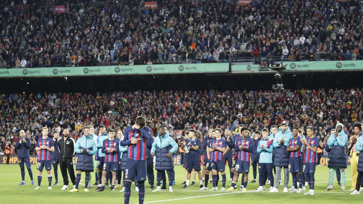 Gerard Piqué despidiéndose de la afición en el Camp Nou.