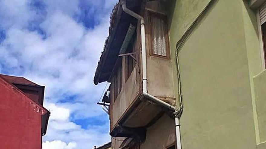 El abandono de casas en ruinas aviva la “okupación” en el barrio de La Villa