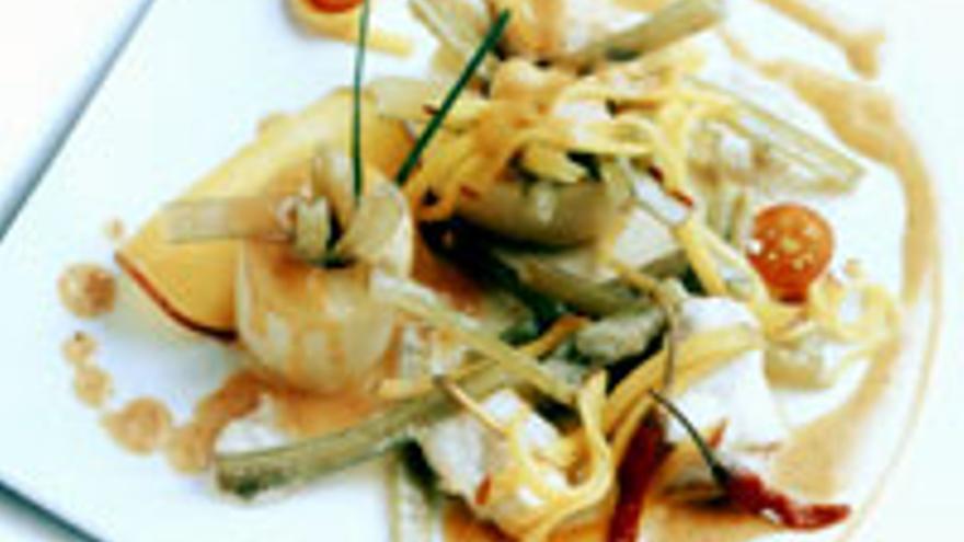 Patatas en trainera rellenas de borraja y cocotxas de bacalao con pil pil de pimiento choricero