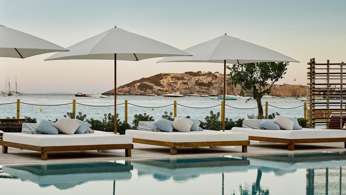 Nobu Hotel Ibiza Bay está situado en la bahía de Talamanca, cerca del centro de Ibiza.
