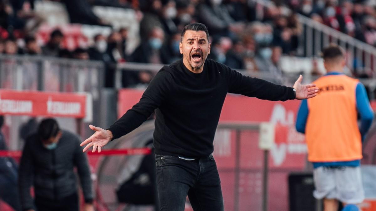 Míchel, técnico del Girona, durante un partido