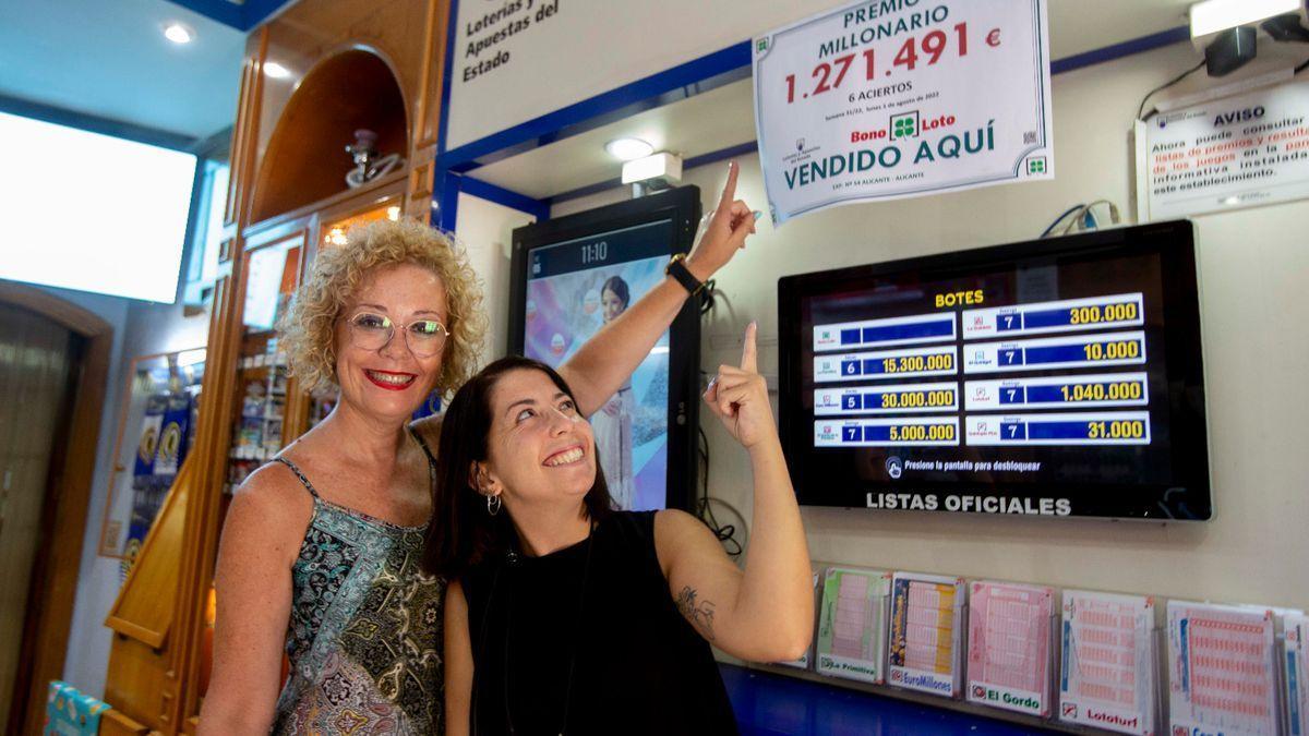 Las responsables del local receptor de lotería celebran el premio vendido