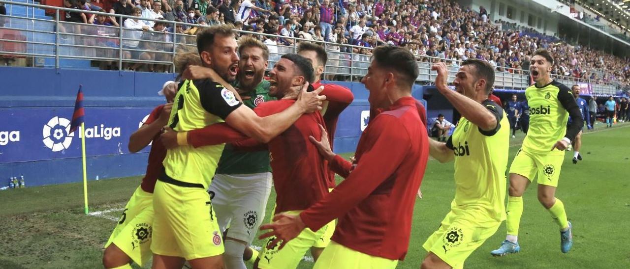 Els jugadors del Girona, en plena celebració eufòrica