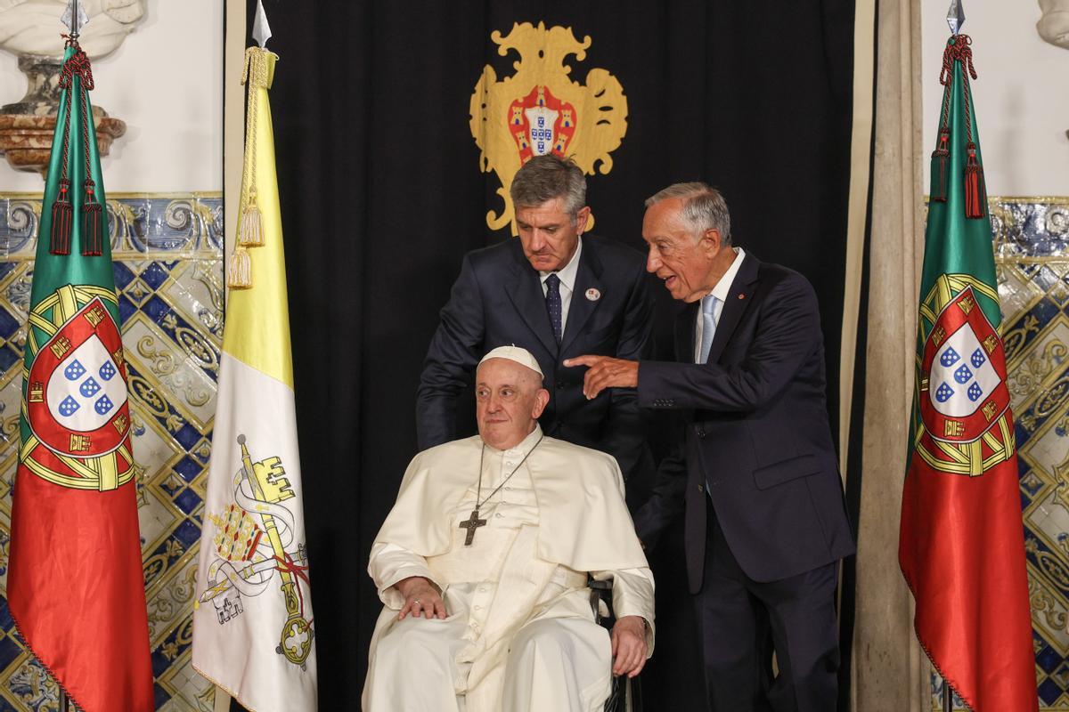 Lisbon (Portugal), 02/08/2023.- Pope Francis and Portugal’s President Marcelo Rebelo de Sousa (R) during the welcome ceremony at Belem Palace in Lisbon, Portugal, 02 August 2023. The Pontiff is in Portugal on the occasion of World Youth Day (WYD), one of the main events of the Church that gathers the Pope with youngsters from around the world, that takes place until 06 August. (Papa, Lisboa) EFE/EPA/ANDRE KOSTERS / POOL