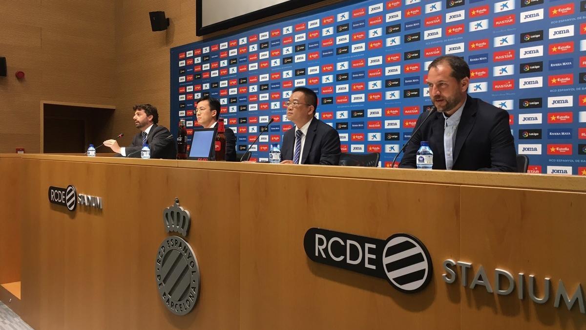 Òscar Perarnau (derecha), nuevo director general deportivo, junto al presidente Chen Yansheng en la rueda de prensa de su presentación.