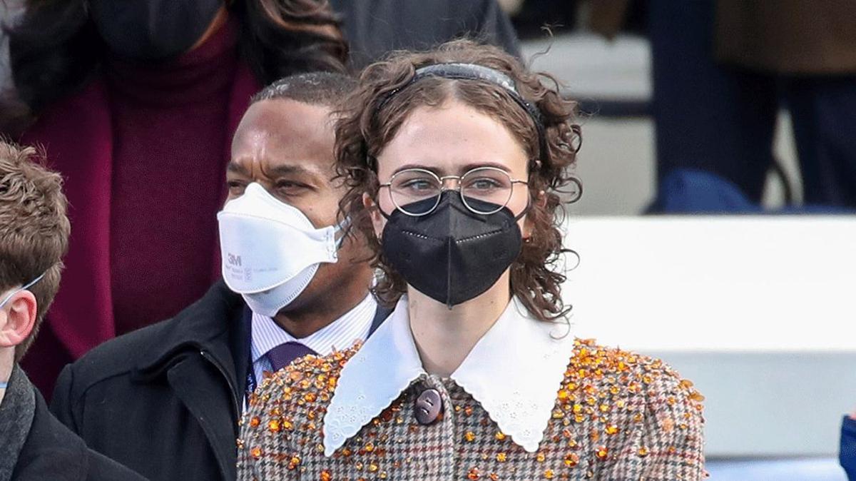 Ella Emhoff, la hijastra de Kamala Harris, con el abribo de Miu Miu, en la inauguración presidencial de Biden, en 2021.