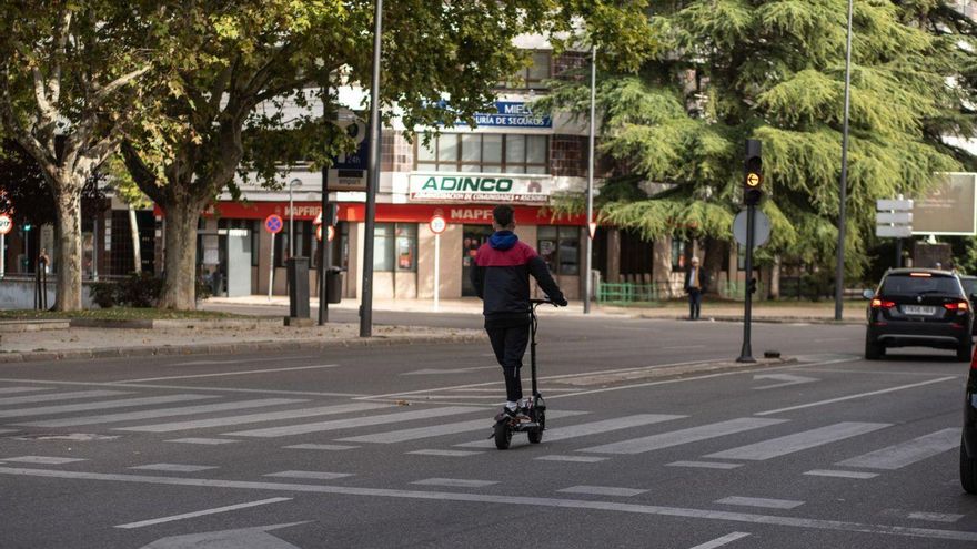 Un adolescente atropella con su patinete a una joven en plena Santa Clara