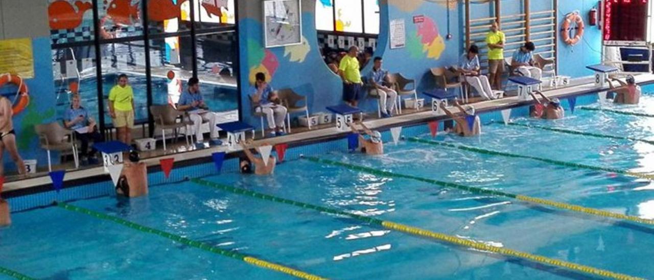 Los nadadores en los puestos de salida antes de disputar una prueba en la piscina del pabellón Esperanza Lag