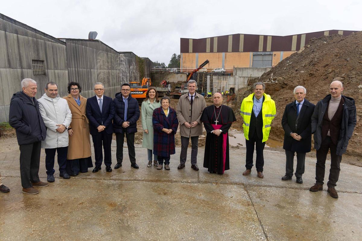 El presidente de la Xunta, presidente de la Xunta, flanqueado por el arzobispo de Santiago, monseñor Prieto, y la directora de Cáritas Diocensa, Pilar Farjas, en el inicio de las obras de la nueva nave