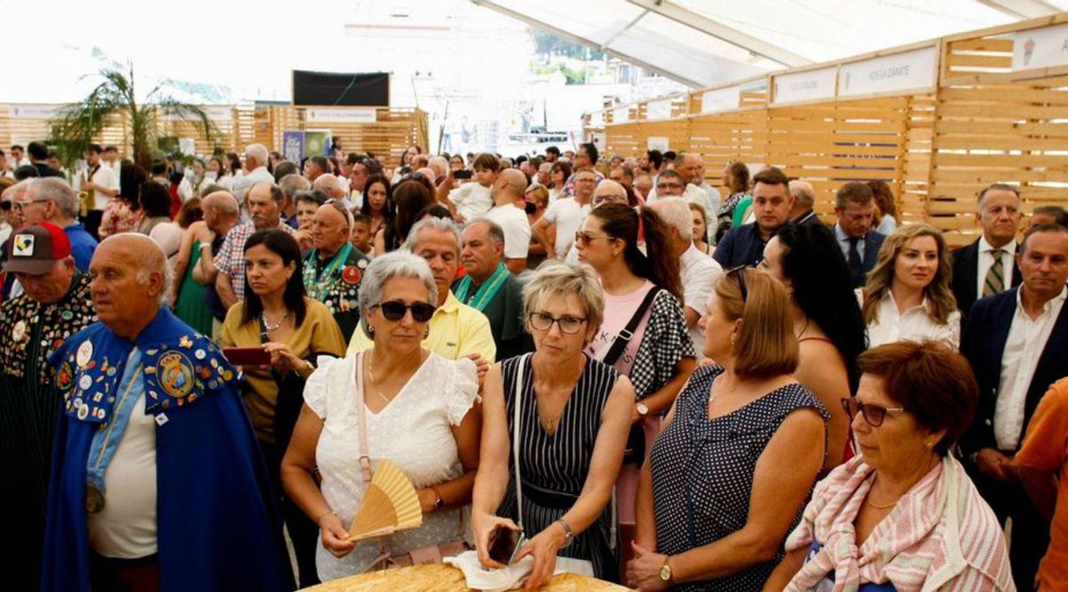 Ambiente multitudinario en la carpa de la Festa do Viño. |   // IÑAKI ABELLA
