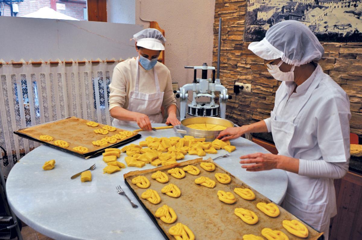 Elaboración de marañuelas en Candás. / B. G.