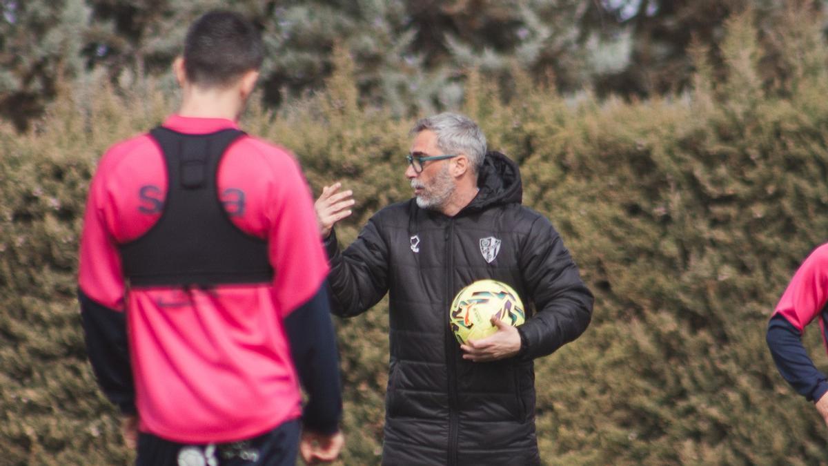 Jon Pérez 'Bolo' da indicaciones durante un entrenamiento en la Base Aragonesa.