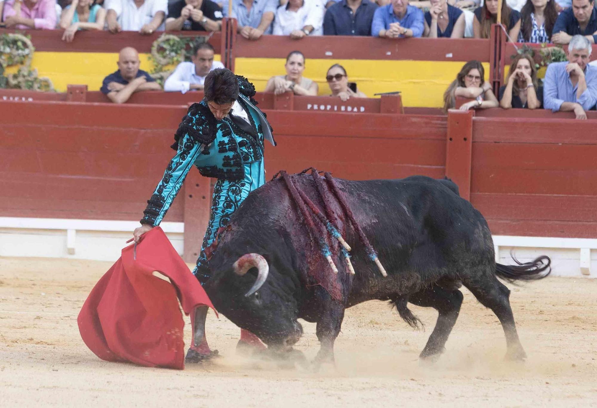 Manzanares culmina una de sus mejores tardes y sale a hombros en la Feria de Hogueras de Alicante 2025