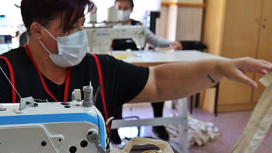 Empleadas cosen bolsas en el Taller de Lo Campano. | CÁRITAS