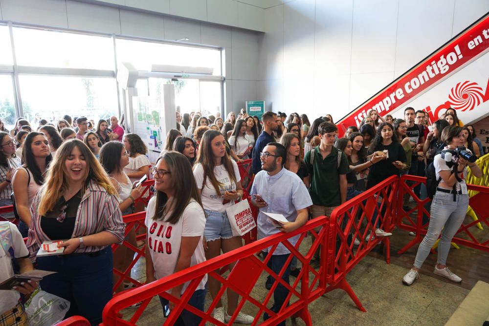 Cientos de aficionados, que hicieron cola horas antes del inicio del evento, pudieron saludar a Cepeda además de llevarse una firma y una foto para el recuerdo.