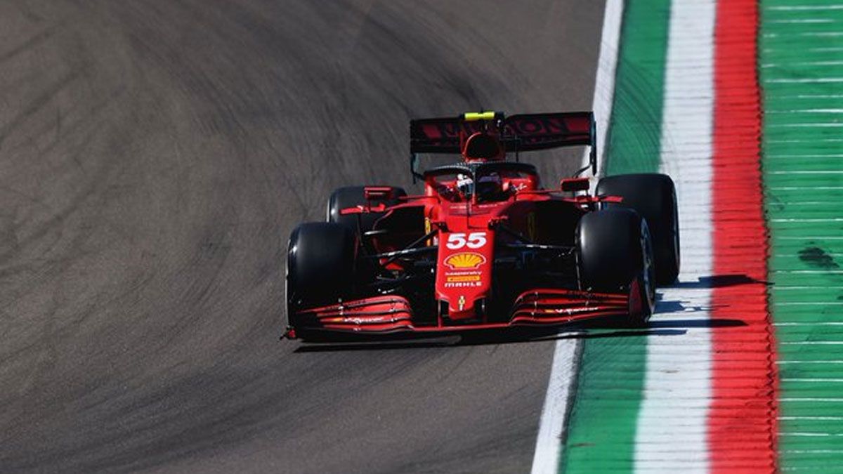 Sainz, cuarto en su primer día en Imola con el Ferrari