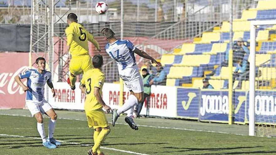 Vallori, que saltó al terreno de juego en el minuto 65, intenta despejar la pelota en el área del conjunto blanquiazul.