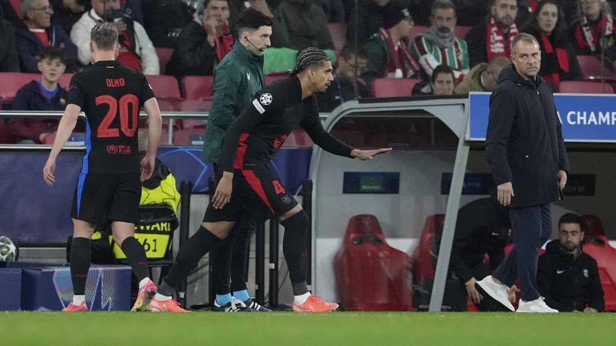 Dani Olmo es sustituido por Hansi Flick por la expulsión de Pau Cubarsí entrando Araujo en la primera parte del duelo ante el Benfica en Lisboa.