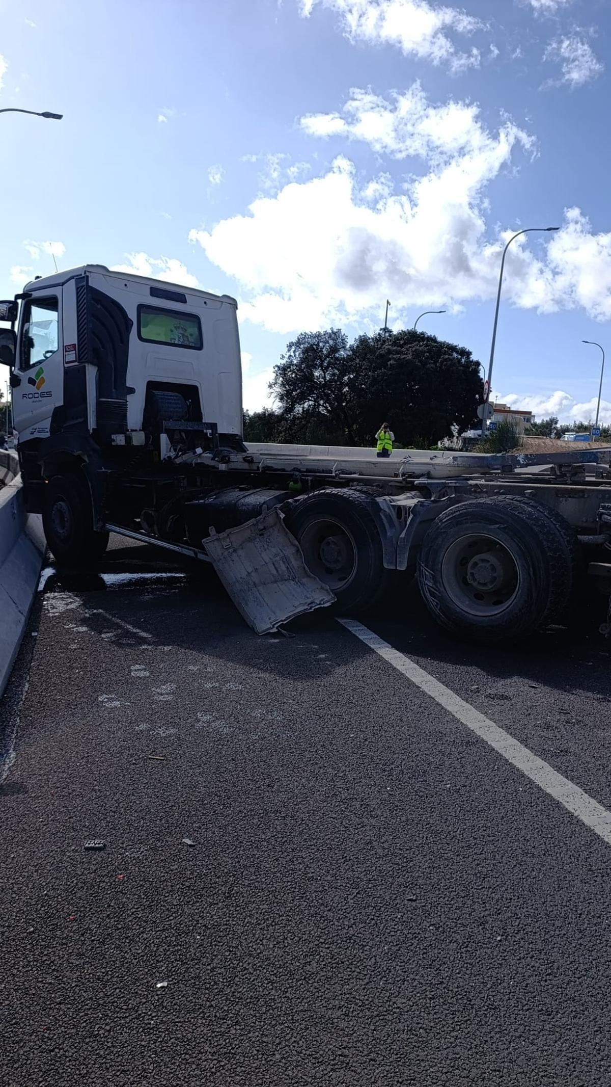 Un camión pierde la cuba de hormigón en la entrada a la Vía de Cintura Un camión pierde la cuba de hormigón en la entrada a la Vía de Cintura