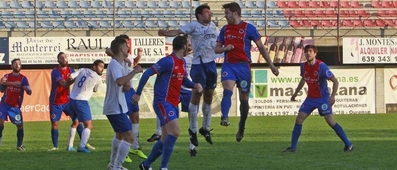 Un jugador de A Manchica controla un balón en el partido con la Unión Deportiva Ourense. // Jesús Regal